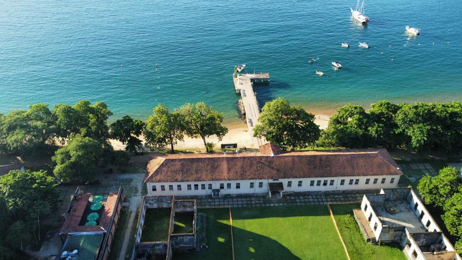 Vista aérea do píer, da Praia do Presídio e das ruínas do antigo presídio na Ilha Anchieta