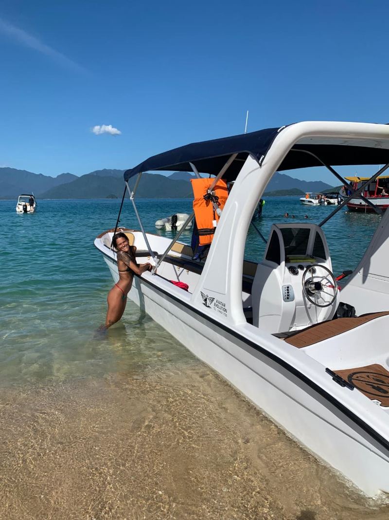 Barco da Navegantes ancorado na beira da praia