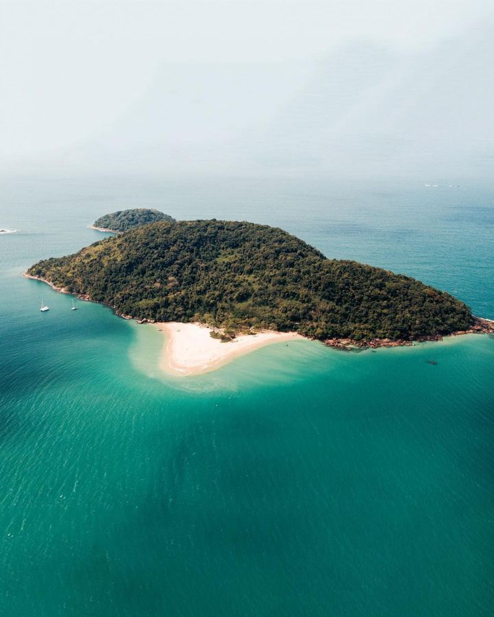 Ilha dos Porcos vista de cima, com faixa de areia branca e mar verde-esmeralda
